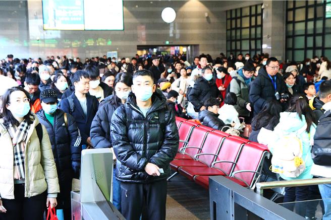 大陸春運26日正式開跑，一早北京西站滿滿都是準備搭車返鄉的人潮。（吳泓勳攝）