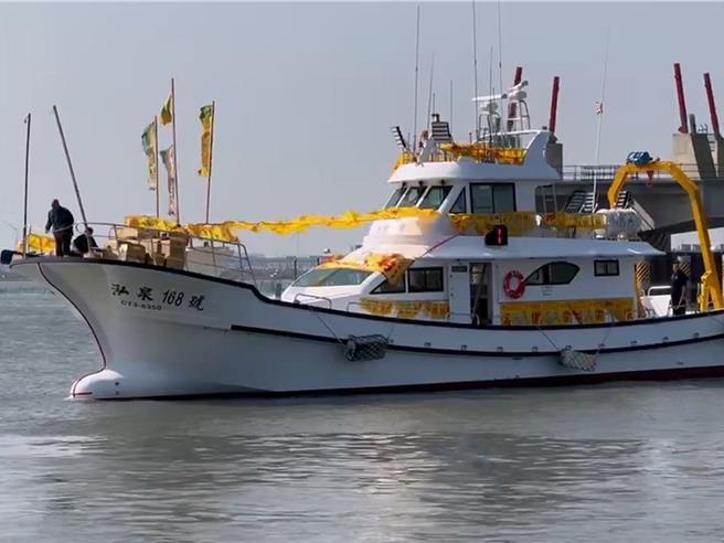 彰化縣線西鄉漁民黃超群訂造多時的的新船26日從宜蘭南方澳駛回線西塭仔漁港。（孫英哲攝）