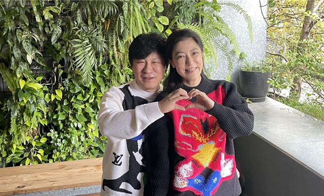 胡瓜（左）、丁柔安夫妻檔一起出席餐叙。（池宗玲摄）