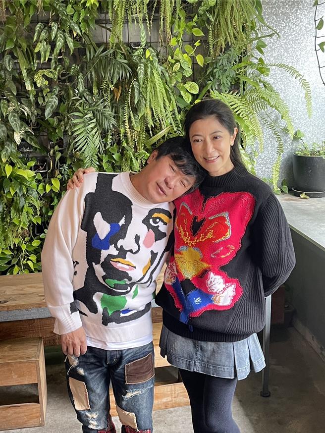 胡瓜（左）依偎在丁柔安肩上。（池宗玲摄）