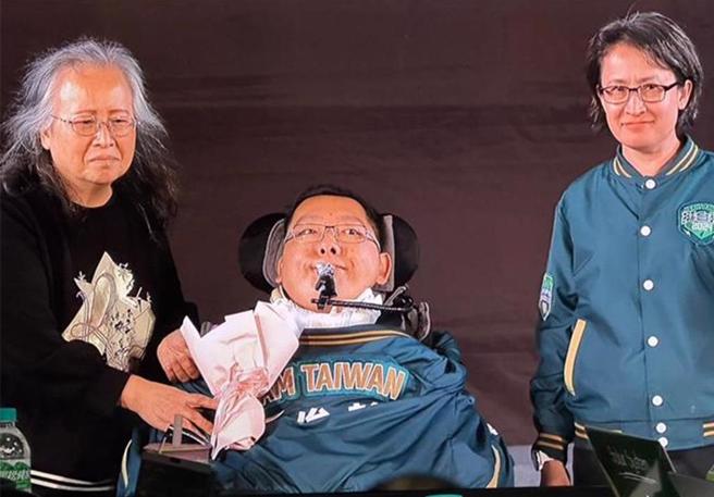 民进党正副总统当选人赖清德、萧美琴(右)11日在凯道造势时，位列民进党不分区立委第16名、有台版「非常律师」之称的陈俊翰(中)也到场助讲。（图／取自赖清德YouTube直播）