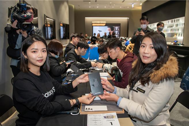 三星电子Galaxy S24旗舰系列自1月18日开放预购即掀起抢购热潮，今（26）日开放早鸟预购民眾优先取货。（三星提供）