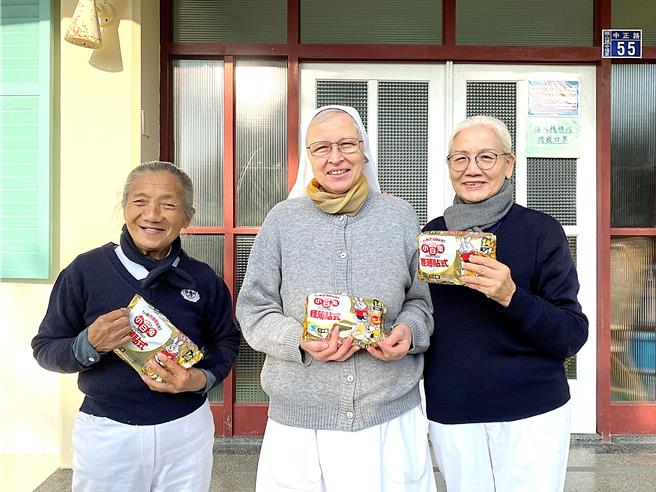 今年首波寒流發威，伴隨低溫危害奪命，慈濟基金會關山聯絡處今發送2萬6000包暖暖貼，陪伴年長者及幼童平安度過寒冬。（讀者提供／蕭嘉蕙台東傳真）