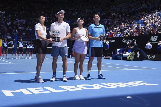 澳网混双冠、亚军4人合影。（美联社）