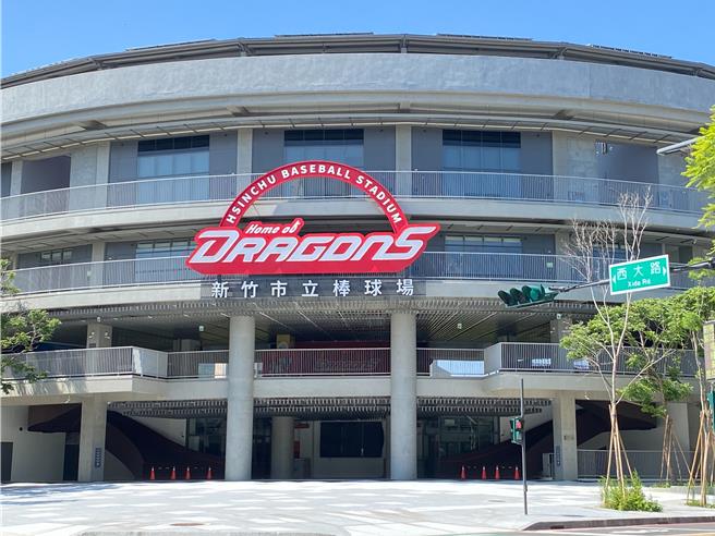 新竹市长高虹安26日对新竹棒球场厂商发出最后通牒，5天未处理，未来可能走向解约，而各党派议员对此看法两极。（陈育贤摄）