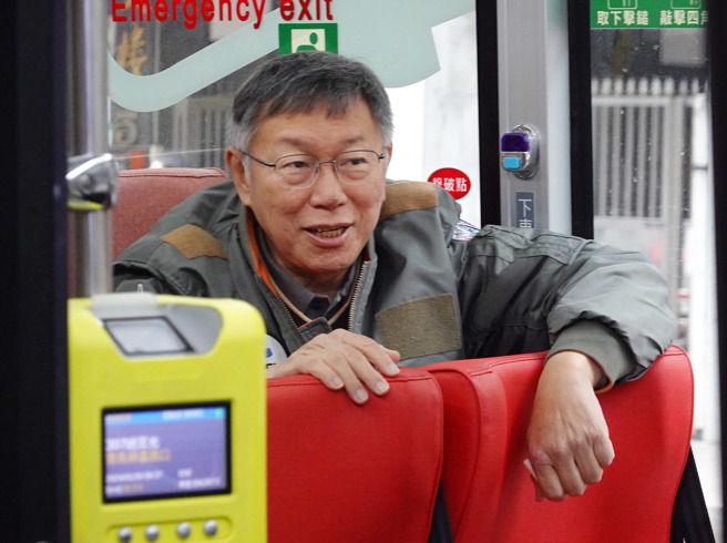 民眾党主席柯文哲26日前往立法院与党籍立委当选人举行晨会，结束后搭公车离开。（姚志平摄）