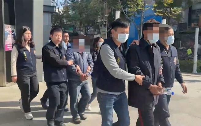 警方逮捕翁嫌及其同伙。（警方提供）