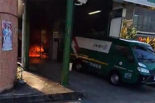 民眾录下邮局遭歹徒纵火瞬间影片。（民眾提供／杨静茹南投传真）