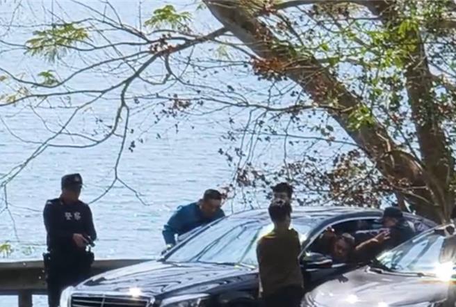 黄姓男子持开山刀抢邮局在日月潭九龙口遭警察团团包围，他将双手伸出窗外狼狈落网。（民眾提供／杨静茹南投传真）