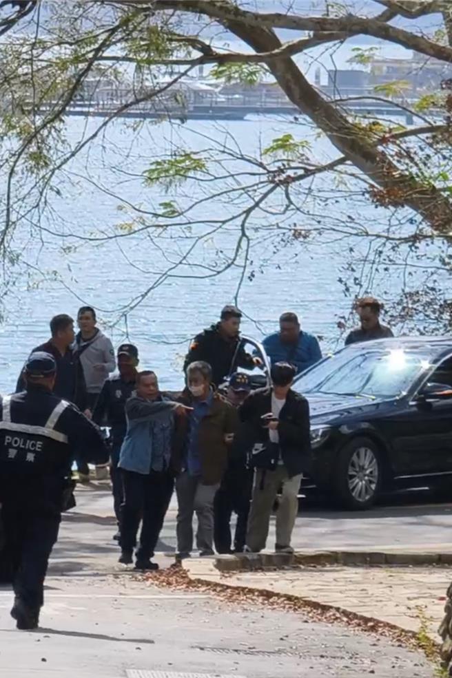 黄姓男子遭警方带下车逮捕，准备送回警局讯问。（民眾提供／杨静茹南投传真）