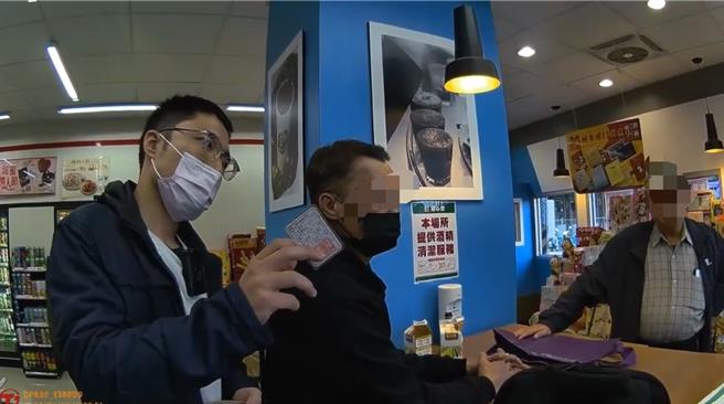 彰化警分局中正派出所员警日前在超商逮捕担任诈骗集团车手的59岁高姓男子（中）。（警方提供／孙英哲彰化传真）