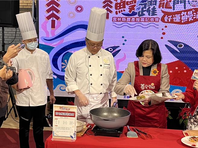 云林县府农业处26日在县府大厅推广吃鳗鱼，县长张丽善（右一）代言下厨。（周丽兰摄）