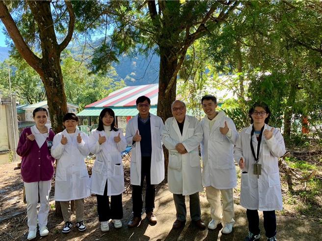 在大千医师的带领下，让清大医学生们学习多样化的社区与偏乡医疗内容。（大千医院提供／谢明俊苗栗传真）