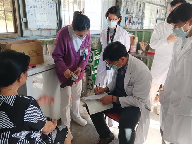 清大医学生跟着医师到泰安乡进行巡迴医疗，体验偏乡疗的实境。（大千医院提供／谢明俊苗栗传真）