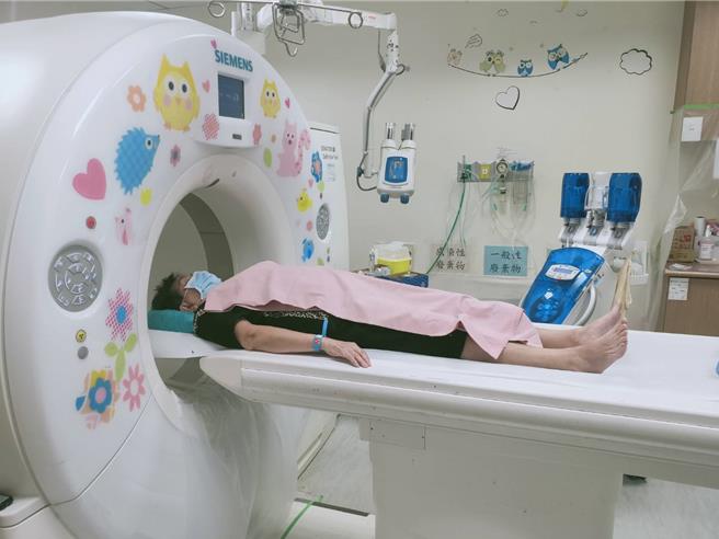 新北市自2020年起率全國之先，在長者健檢中納入「高風險族群低劑量電腦斷層掃描」肺癌篩檢，鼓勵民眾進行篩檢，有助早期發現，及早治療。（新北市衛生局提供）