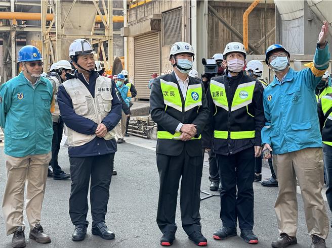 勞動部政務次長許傳盛、中市副秘書長張大春等人26日上午率員前往龍井區中龍鋼鐵公司突襲檢查，發現3項缺失包括作業箱施工架工作台、起重機作業平台及輸送帶未設防護等3項缺失，預計裁罰約30萬。（潘虹恩攝）