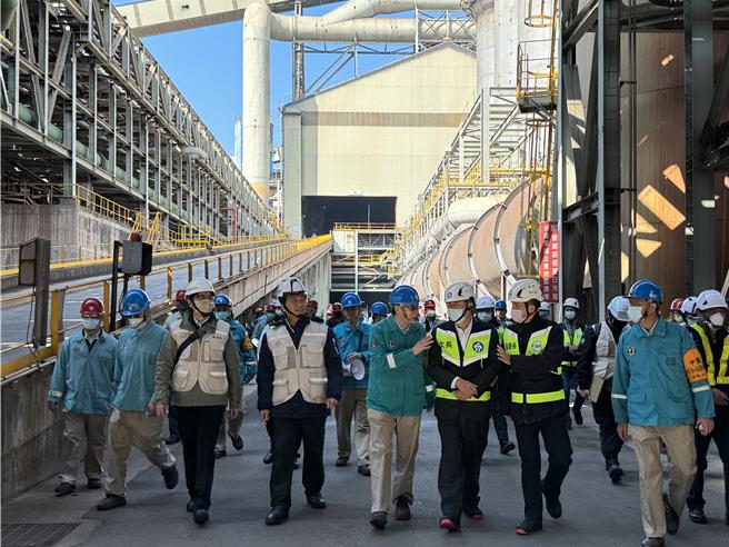 勞動部職業安全衛生署、中市勞工局等單位26日展開春安勞動檢查，上午前往台中市龍井區中龍鋼鐵公司突襲檢查，發現3項缺失包括作業箱施工架工作台、起重機作業平台及輸送帶未設防護等3項缺失，預計裁罰約30萬。（潘虹恩攝）