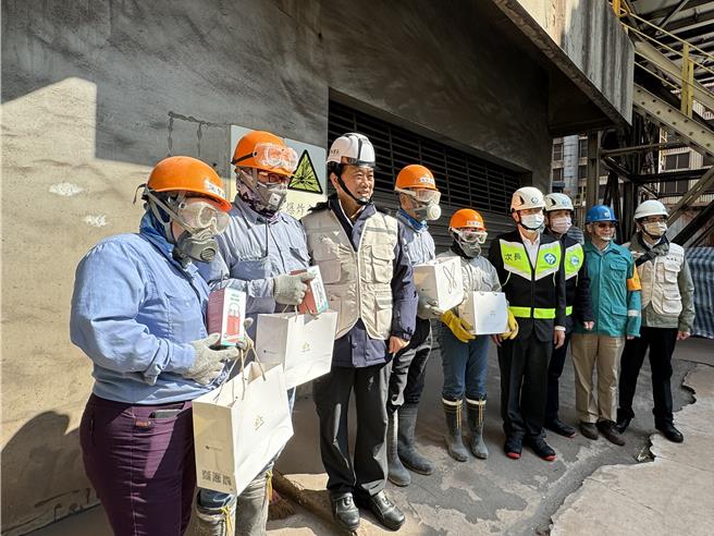 勞動部職業安全衛生署、中市勞工局等單位26日前往龍井區中龍鋼鐵公司突襲檢查，巡視包括高爐熱風爐、燒結工廠、堆煤區等，同時送上「保溫壺」給現場作業人員。（潘虹恩攝）