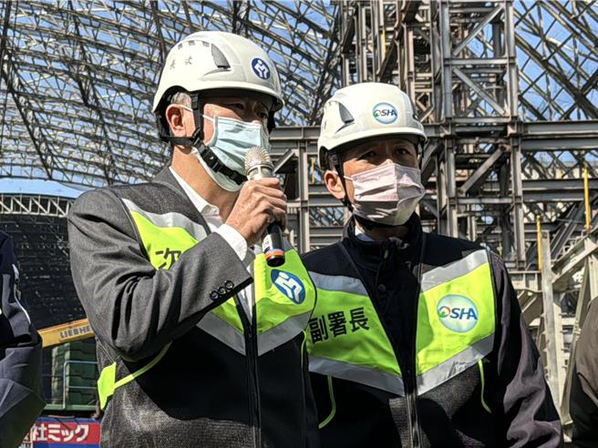 勞動部職業安全衛生署、中市勞工局等單位26日前往龍井區中龍鋼鐵公司突襲檢查，勞動部政務次長許傳盛（左）表示，春安檢查「裁罰不是目的」，主要是再次提醒業者注意勞工安全，施工場域是關鍵。（潘虹恩攝）