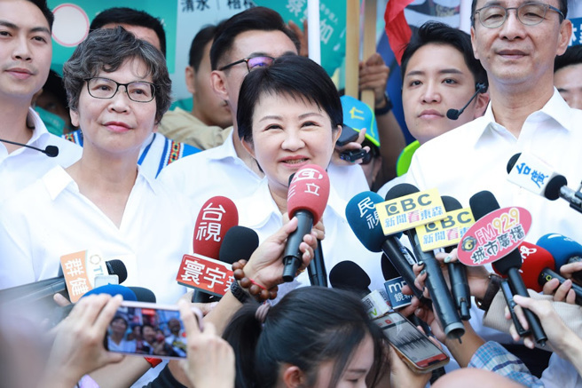 國民黨籍台中市長盧秀燕（中）在2024選舉中為民眾黨立委候選人蔡壁如（左）多次站台。（資料照）