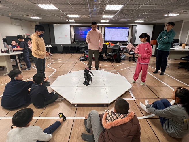臺北啟聰學校為了讓學生更好地了解及體驗人形機器人的應用，特別在寒假期間為國小部和國中部學生辦理人形機器人冬令營。(照片/臺北市立啟聰學校提供)
