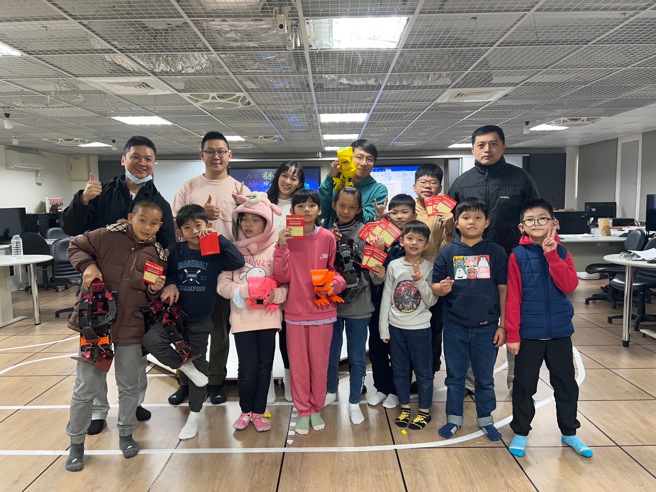 透過參與營隊，學生們得以學習到人形機器人的基本原理及應用技巧，並進一步培養他們的邏輯思維和團隊合作能力。(照片/臺北市立啟聰學校提供)