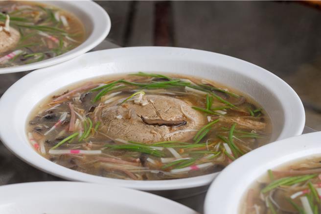 「八絲燴肝屯」傳承百年的台菜料理，取豬肝（台語音「官」）之寓意。（百年台菜豐辦桌提供／吳娮翎台北傳真）