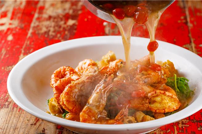 「富貴紅燒蝦」，這是林明燦師傳承自父親林添盛料理，以鮮蝦取代河鰻，並大量運用香菜，搭配酸甜醬汁創造出獨特的風味。（百年台菜豐辦桌提供／吳娮翎台北傳真）