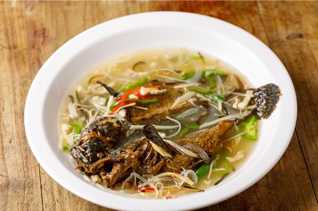 「百味五柳居」帶有溫和酸甘滋味。（百年台菜豐辦桌提供／吳娮翎台北傳真）