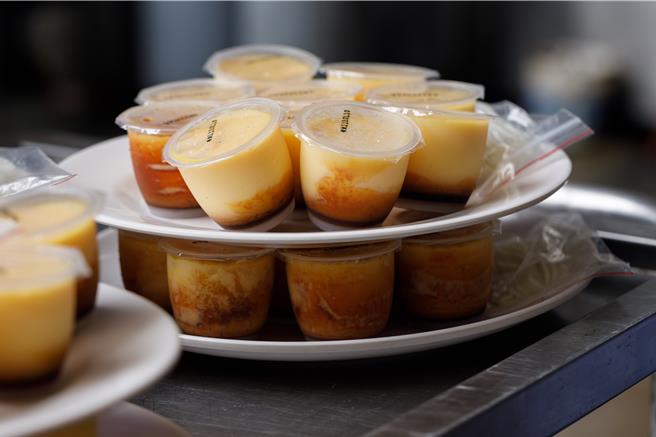 位在台南市的銀波布丁，始自於創始人吳連春在西元1939年開設的銀波茶座，至今已有80年歷史。（百年台菜豐辦桌提供／吳娮翎台北傳真）