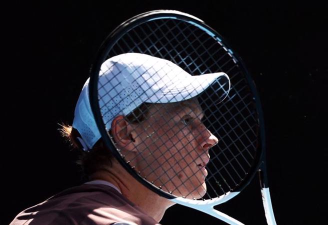 义大利好手辛纳26日击败球王乔柯维奇，闯进澳网男单决赛。(路透)