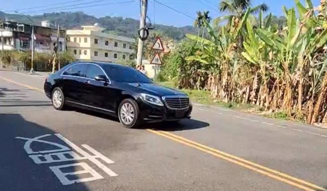 鹿谷鄉清水郵局遭持刀搶劫並縱獲，居民機警用手機錄下歹徒開賓士逃逸畫面，成破案關鍵。（民眾提供／楊靜茹南投傳真）