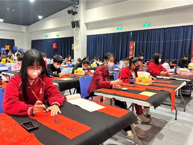 另外也举办「八里区孝悌励学奖助学金暨春联书画比赛」，透过春联挥毫的比赛形式，让学生展现书法实力并融合创意。