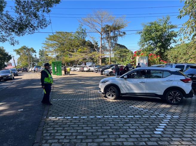 梅嶺花季期間，山上停車場一位難求。（讀者提供／程炳璋台南傳真）