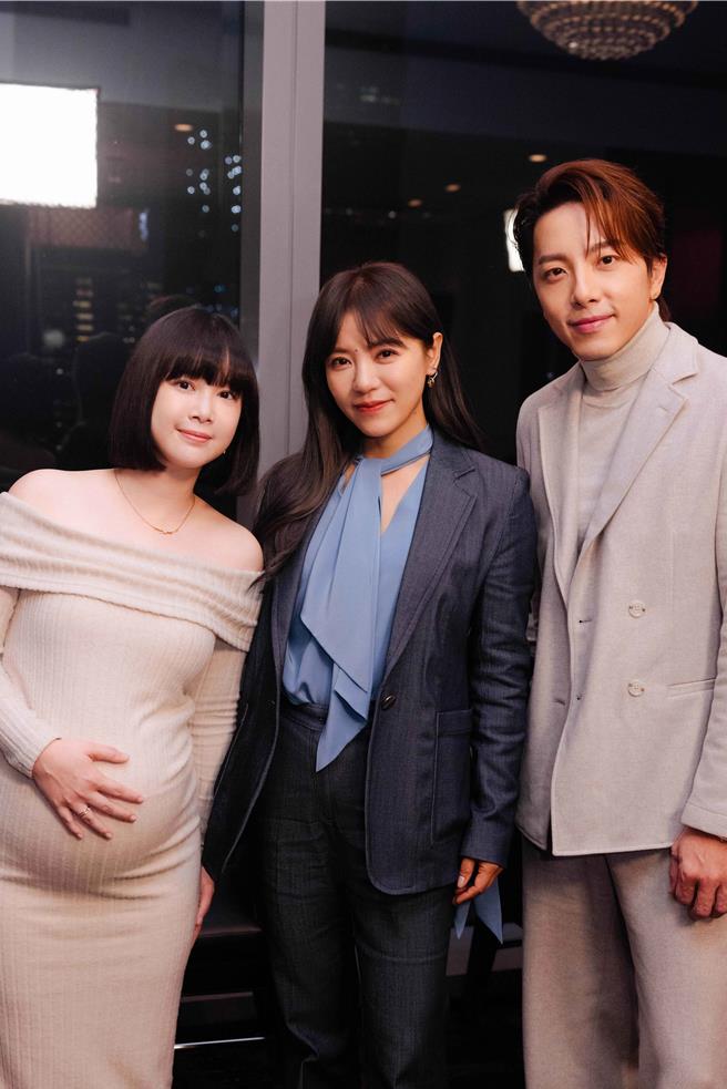 坤达和丁噹、李佳颖日前拍摄〈最好不要再遇见你〉MV。（相信音乐提供）