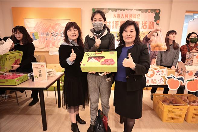 工研院26日舉辦桶柑義賣活動，同時也義賣工研院技術協助衍生的農產品，所得將捐贈給20家社福機構。（工研院提供／邱立雅竹縣傳真）