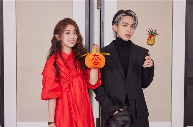 林宥嘉（右）和丁文琪日前一起出席尾牙活動，互動甜蜜。（華研國際提供）