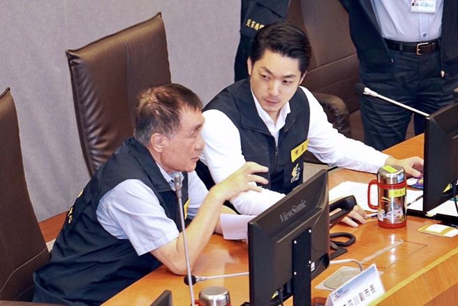 台北市副市长李四川（左）以工程专才为各界所熟知。（图取自李四川脸书）
