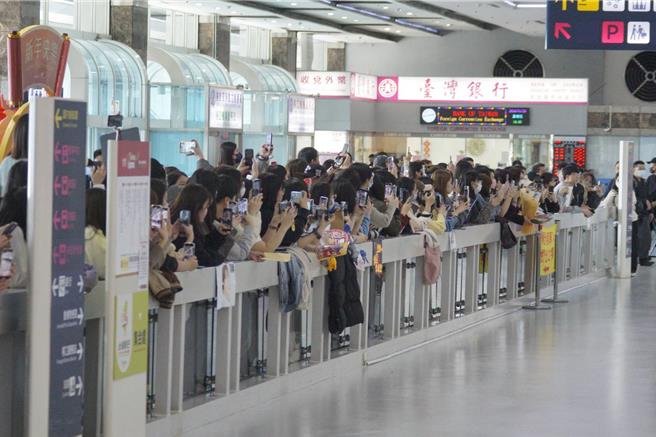 上百粉丝挤爆小港机场出境大厅，在Super Junior出关时大喊「欧爸！」热情接机。（任义宇摄）