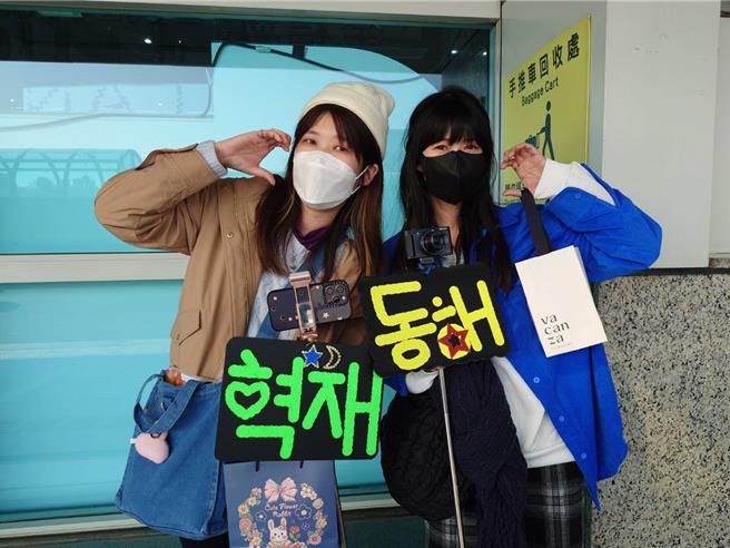 有粉丝手举Super Junior团员银赫、东海应援牌，说「两天门票都买好了！」，准备一睹偶像在舞台上大放光彩。（任义宇摄）