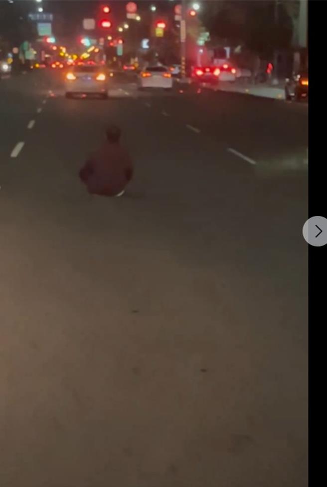 台中市梧棲區53歲蔡姓男子25日晚間深夜與朋友飲酒後，因不勝酒力，竟坐在台灣大道快車道上，險象環生。（清水警分局提供／張妍溱台中傳真）