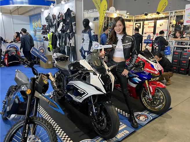 「2024台南车展」26日至29日一连4天在大台南会展中心登场，现场火辣的Show girl炒热气氛。（洪荣志摄）