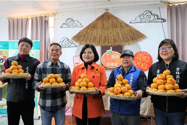 雲林縣長張麗善（左三）26日到虎尾送茂谷柑給長者，新科立委丁學忠（左二）陪同，虎尾鎮代會主席林嘉弘（左一）、縣議員黃美瑤（右一）當場宣布參選虎尾鎮長補選。（周麗蘭攝）