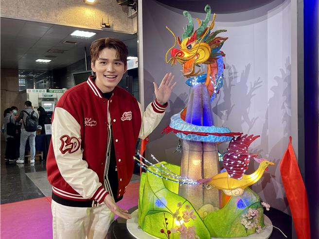 缩小1／12的主灯「福气龙来」模型亮相，届时灯会期间每半小时主灯搭配歌手王品澔（右）演唱《YOU ARE THE ONE》展演。（杨静茹摄）