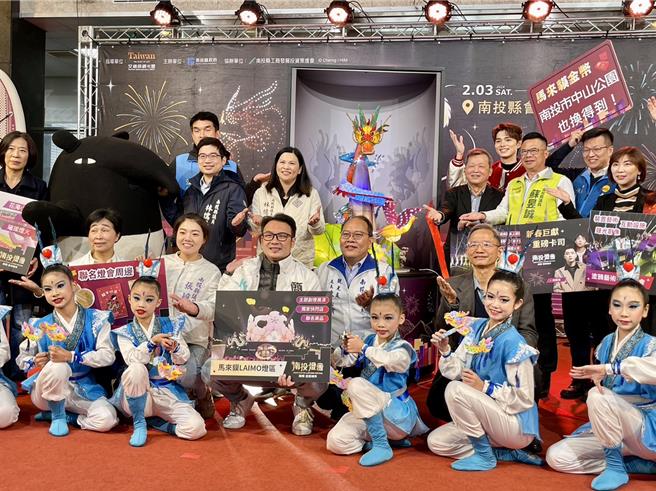 南投副县长王瑞德26日主持南投灯会记者会，他与来宾揭晓主灯模型。（杨静茹摄）