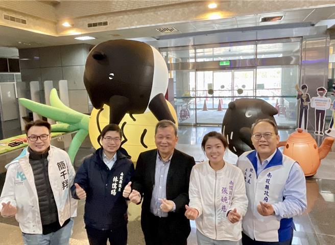 南投灯会联手插画马来貘，设置11座马来貘主题偶灯，推出「可爱貘法度」相关纪念商品。（杨静茹摄）