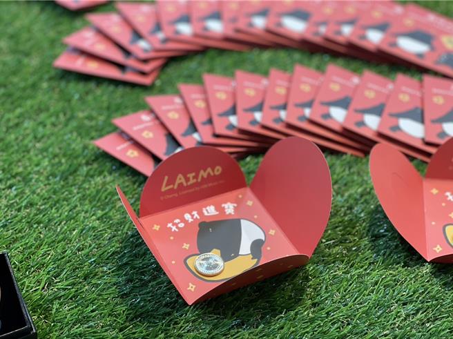 游客赏游花灯同步进行数位集章活动，集满指定章数加上南投消费发票500元，可兑换小红包等商品。（杨静茹摄）