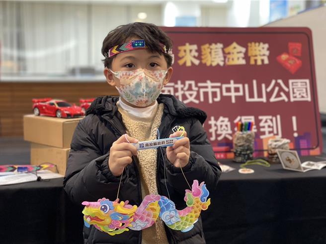 南投灯会以生肖「龙」为主题推出的小提灯，深受小朋友喜爱。（杨静茹摄）