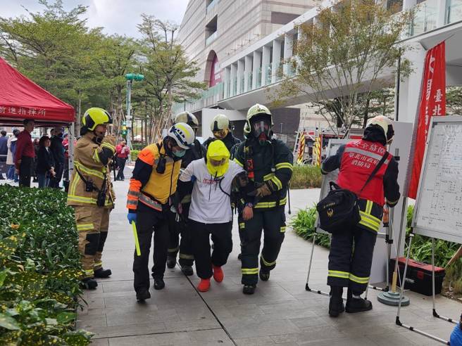 台北市消防局为提供购物民眾一个安全的消费环境，今26日上午于大直「NOKE忠泰乐生活」购物中心办理春安消防演习。（图／消防局提供）