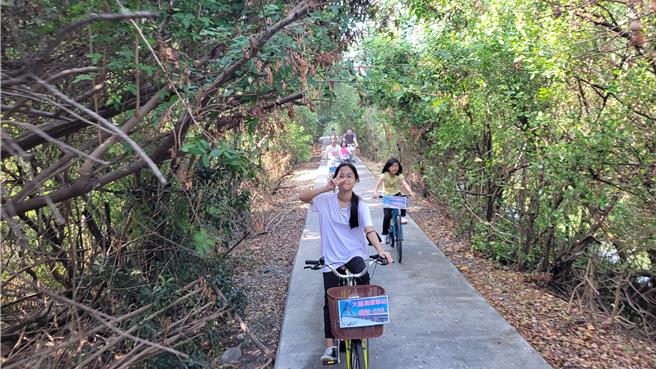 羅博原指出，對一般遊客來說，大鵬灣缺乏亮點，在大鵬灣騎車只有熱而已，但其實不然，大鵬灣的溼地風景美、路徑涼爽。（羅博原提供／謝佳潾屏東傳真）